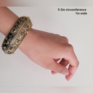 Swirl bracelet